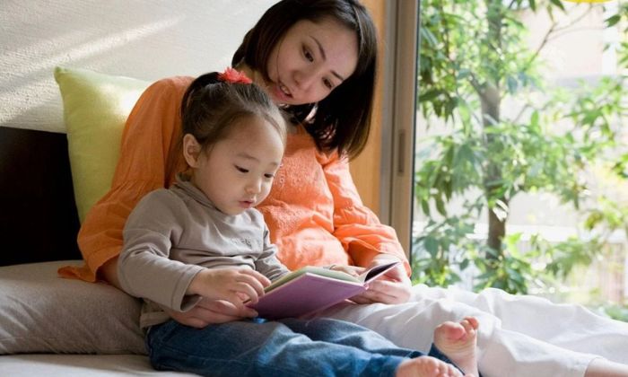 Cha mẹ thường xuyên kể chuyện và đọc sách cho bé