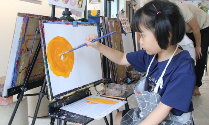 Khuyến khích bé tham gia các hoạt động nghệ thuật